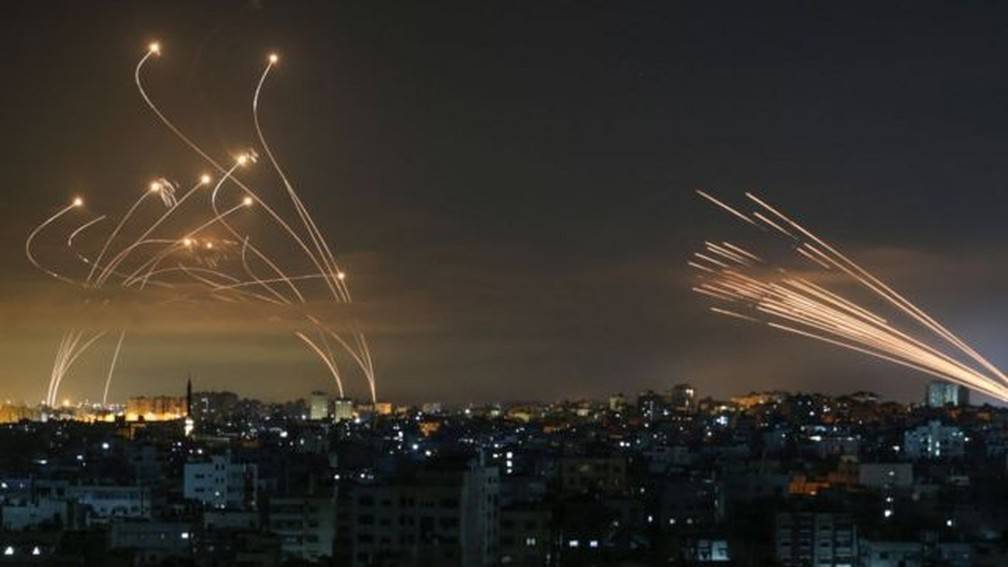 Imagem impressionante mostra mísseis do Hamas e o contra-ataque do escudo antimíssil de Israel